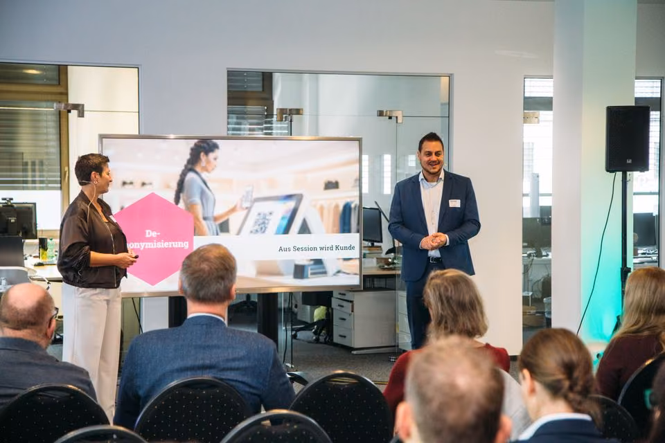 Natascha Mahn und Johannes Ryks präsentieren den TouchLytics Loop für Retail Analytics
