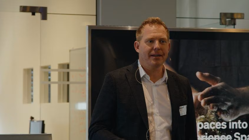 Manuel Pilz von umdasch präsentiert die umdasch eXperience Platform für vernetzten Retail