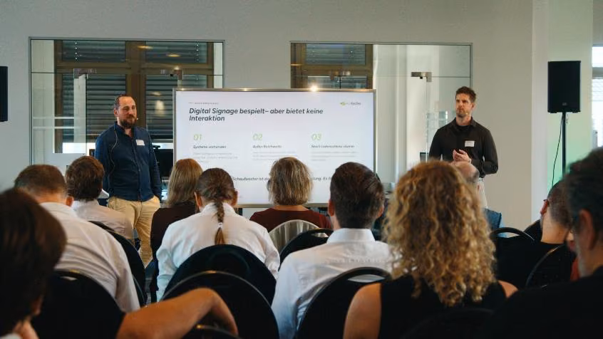 Adrian Jokiel und Matthias Woggon stellen RemoteFront für interaktive Schaufenster vor