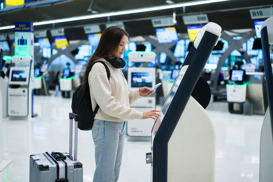 Self Check-in Kiosk Terminals am Flughafen im Einsatz durch Reisende