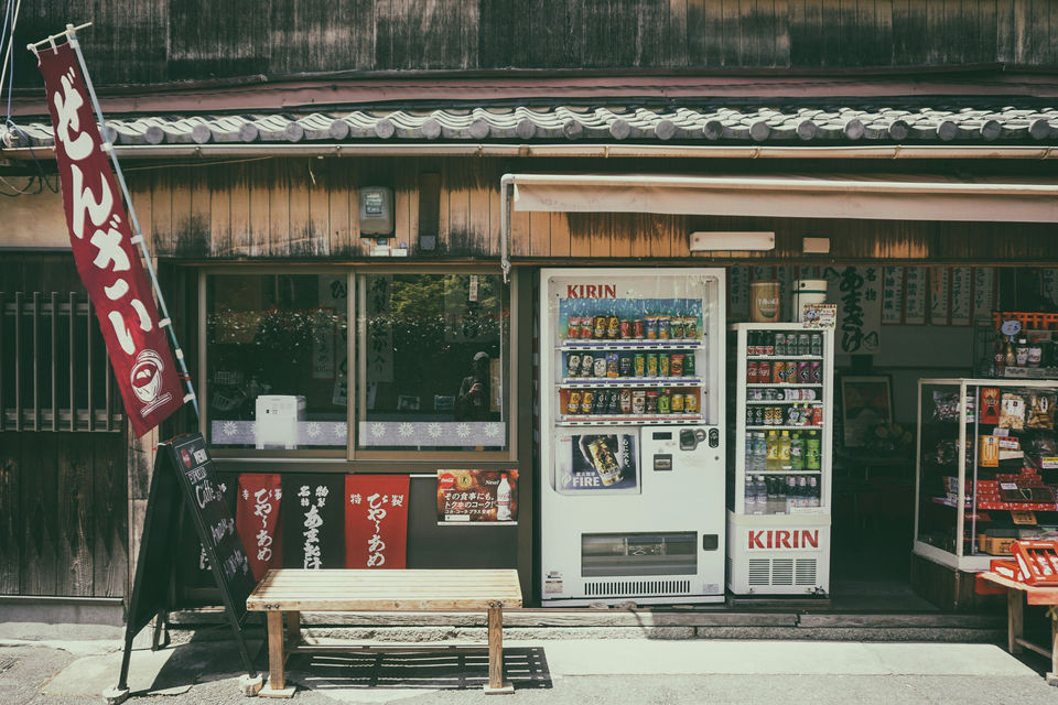 Japanische Verkaufsautomaten auf der Straße als alltägliche Self Service Technologie